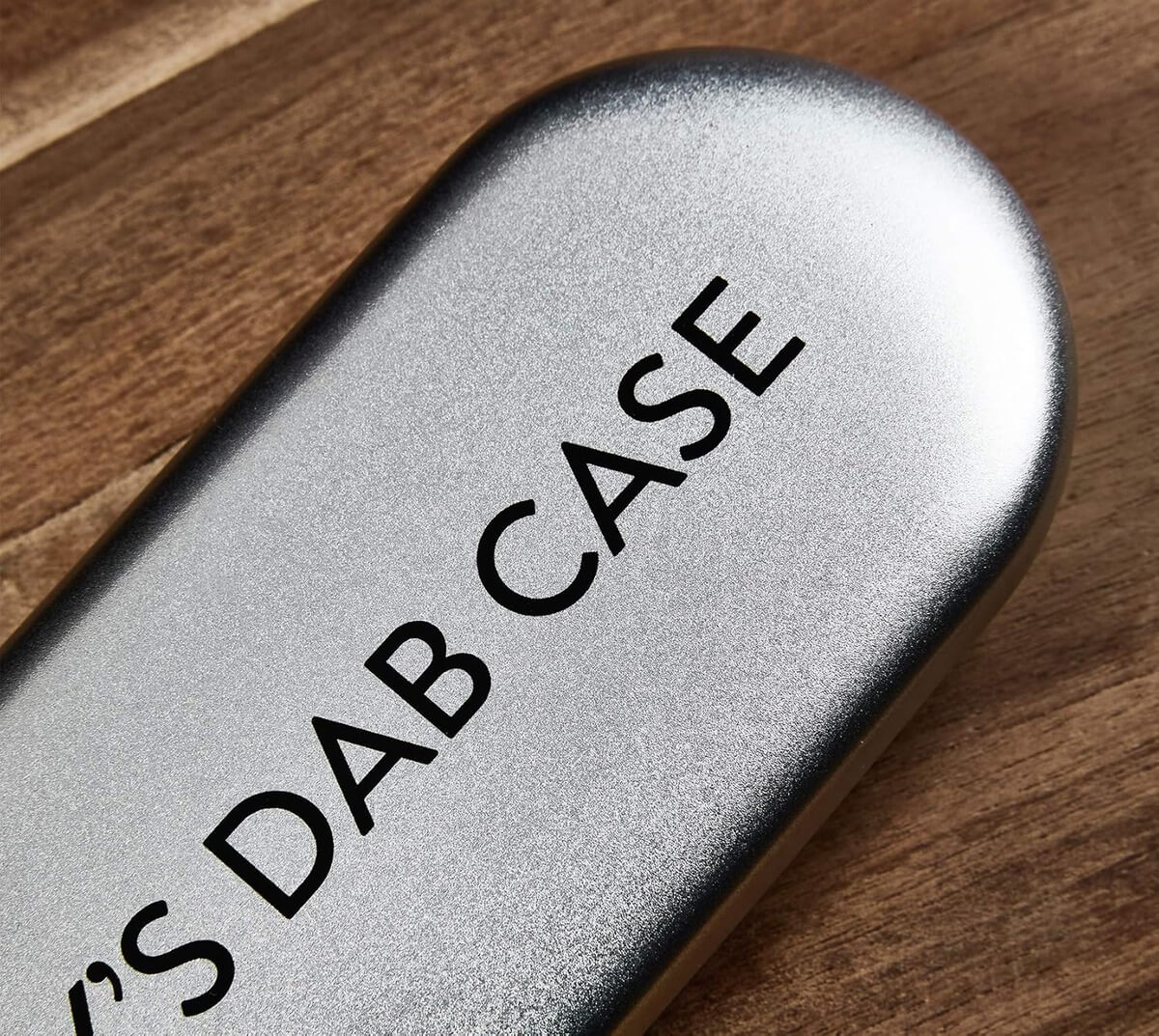 Detailaufnahme des Granny’s Dab Case aus Metall mit gravierter Beschriftung