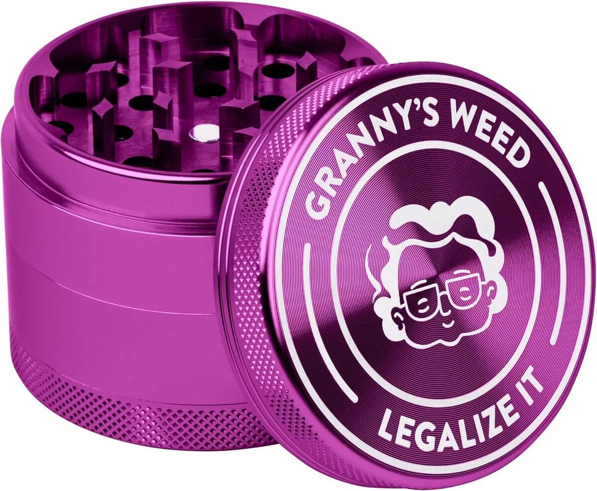 Violetter Grinder aus eloxiertem Aluminium mit Pollenkammer – Granny’s Weed